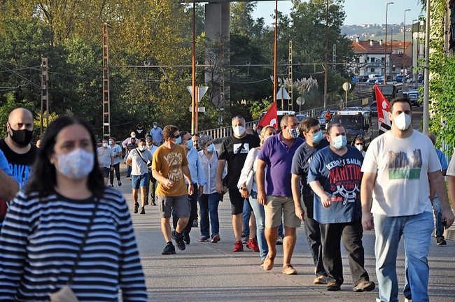 Marcha de los trabajadores de Sniace durante una jornada anterior. / ALERTA