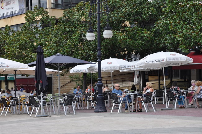 Terraza de la cafetería Murano en el Boulevar Demetrio Herrrero en Torrelavega. / S.D.