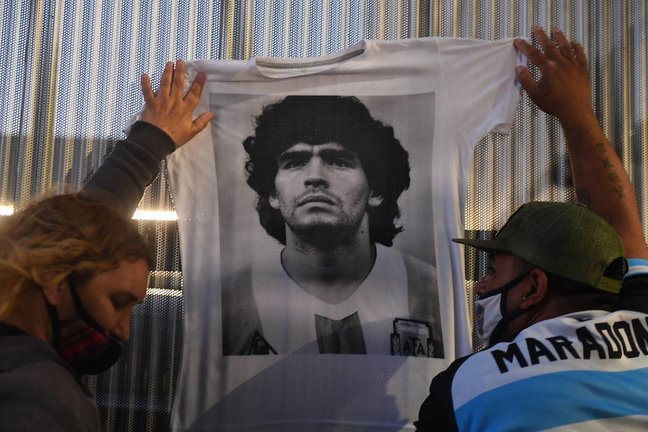 Seguidores de Diego Armando Maradona a las puertas del hospital. / EUROPA PRESS