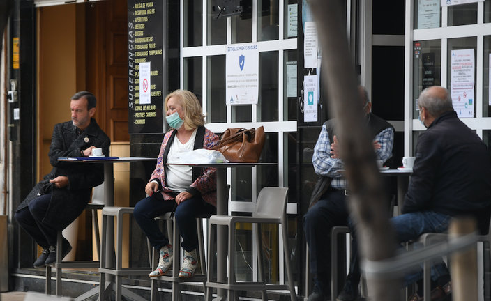 Varias personas en una terraza de una cafetería de Santander. / ALERTA