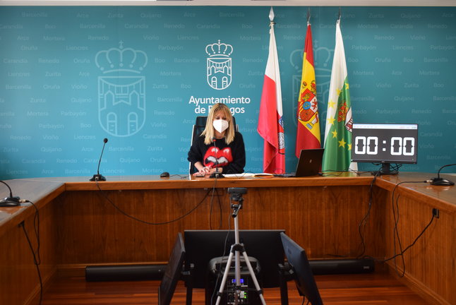 La alcaldesa del municipio, Verónica Samperio durante el pleno con los grupos políticos. / ALERTA