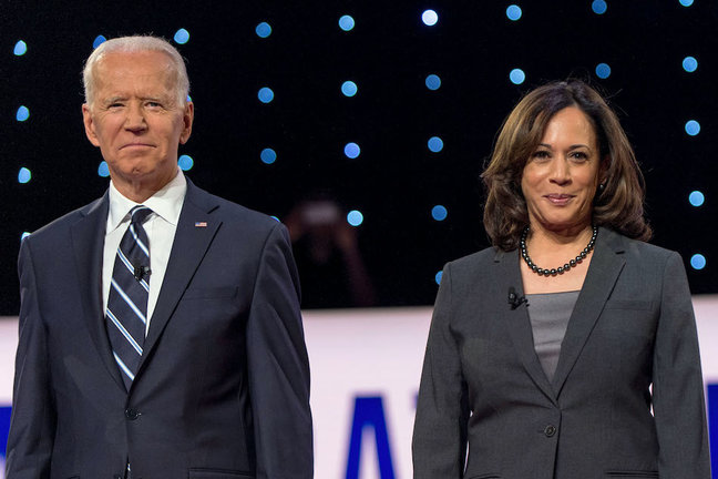 El candidato presidencial demócrata de EE. UU. Y exvicepresidente Joe Biden (izq.) Y la senadora de California Kamala Harris asisten a un debate demócrata.