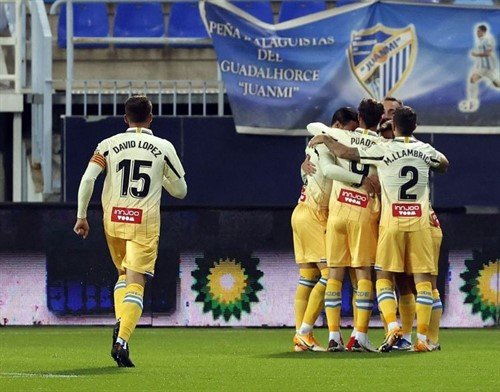 Los jugadores del Espanyol celebran uno de sus goles en el partido ante el Málaga en LaLiga SmartBank 2020-2021.  LALIGA