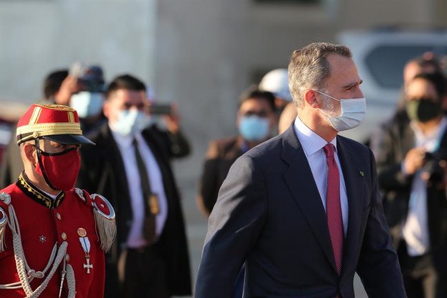 El rey de España Felipe VI llega hoy al Aeropuerto Internacional de El Alto, en Bolivia, para participar mañana en la toma de posesión del nuevo presidente de Bolivia, Luis Arce. EFE/Martin Alipaz