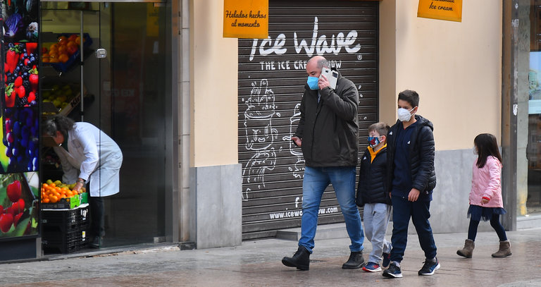 Una familia con su mascarilla camina por una calle de Santander. / Hardy