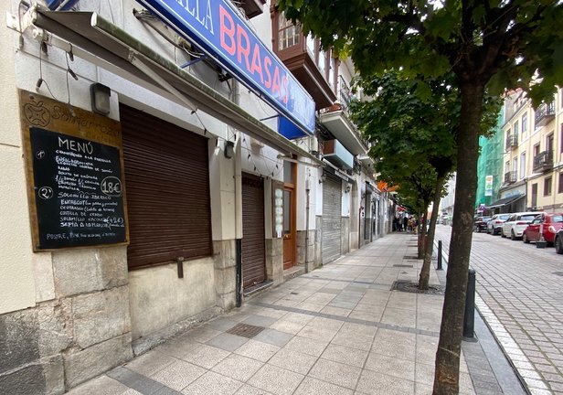 Vista de un restaurante cerrado en Santander ante la imposibilidad de abrir por las nuevas restricciones. / HARDY