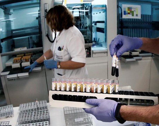 Técnicos de laboratorio del Complejo Hospitalario de Navarra procesan muestras serológicas para su posterior análisis. EFE / Jesús Diges