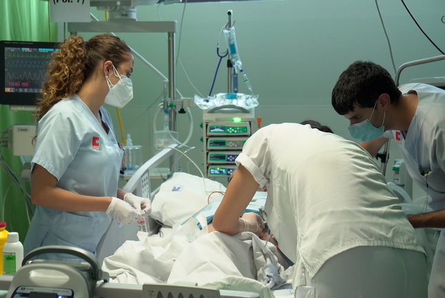 Enfermeros de la zona de Urgencias en el Hospital Marqués de Valdecilla. / ALERTA