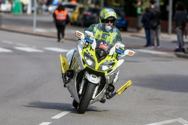 Una moto de la Guardia Civil de Tráfico durante el paso de la Vuelta Ciclista a España. / E. PRESS