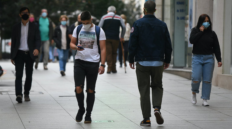 Varias personas caminan por el centro de Santander. / HARDY