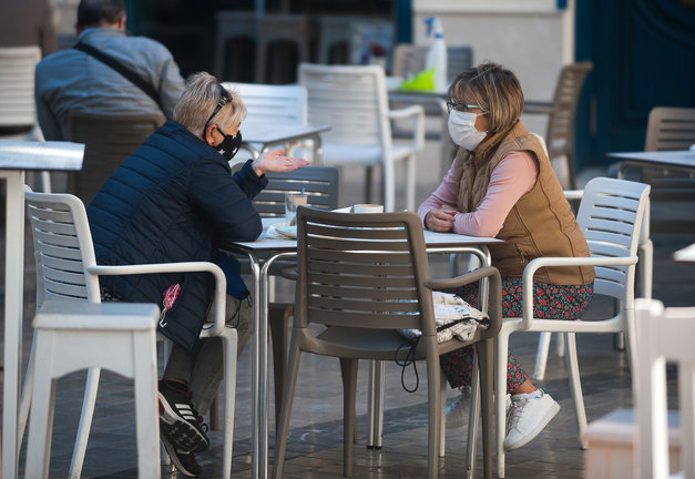 MLG 26-10-2020.- Consumidores de terrazas, bares y cafeterías de Málaga portan sus mascarillas ante la obligatoriedad de portarlas mientras no se esté consumiendo..-ÁLEX ZEA.