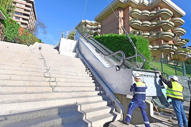 Colocación de las escaleras mecánicas. / ALERTA