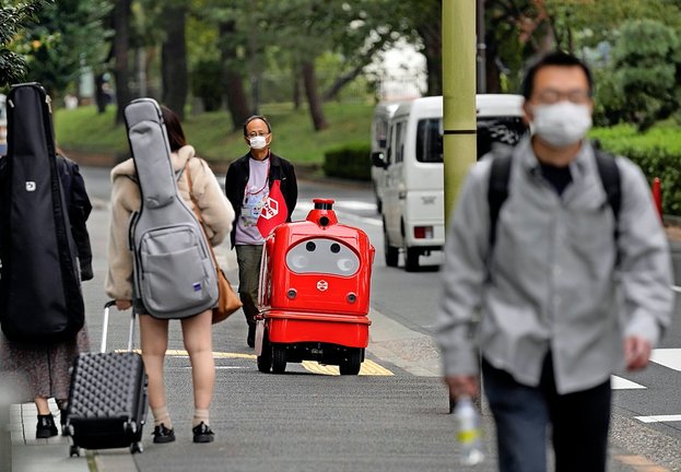 El robot cartero DeliRo, desarrollado para hacer frente a la pandemia por la empresa ZMP, reparte el correo entre la oficina de correos y el hospital durante unas pruebas por las calles de Tokio, Japón. / EFE-Kimimasa Mayama