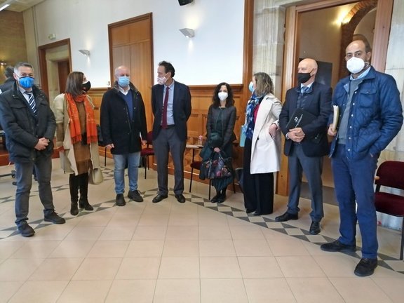 Los alcaldes de Reinosa, Campoo de Suso y Campoo de Enmedio con representantes del Gobierno de Cantabria y la CHE. / a.q.