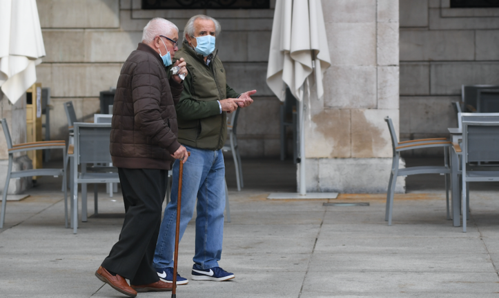 Dos personas de avanzada edad pasean por la plaza Porticada de Santander. / HARDY