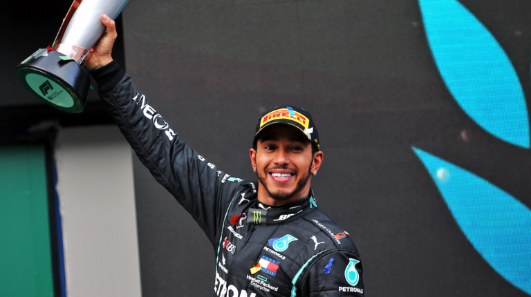 El británico Lewis Hamilton sonriente en el podio del Gran Premio de Turquía. / E. PRESS