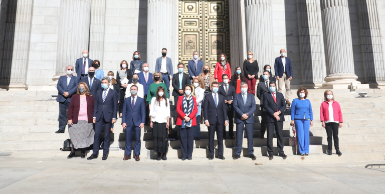Fotografía conjunta de los miembros de la Comisión de seguimiento y evaluación del Pacto de Toledo, frente al Congreso de los Diputados - Marta Fernández Jara. / E. PRESS