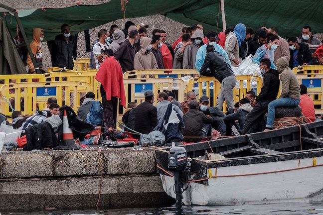 Inmigrantes se agolpan en el puerto de Arguineguín. / EFE
