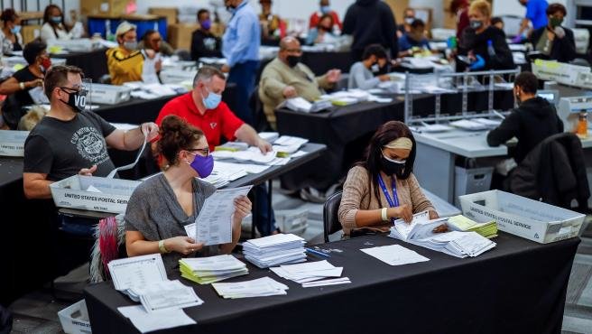 Las papeletas de voto ausente son procesadas y verificadas por el Departamento de Elecciones y Registro del Condado de Fulton en el State Farm Arena de Atlanta, Georgia, el 5 de noviembre de 2020. EFE/ERIK S. LESSER