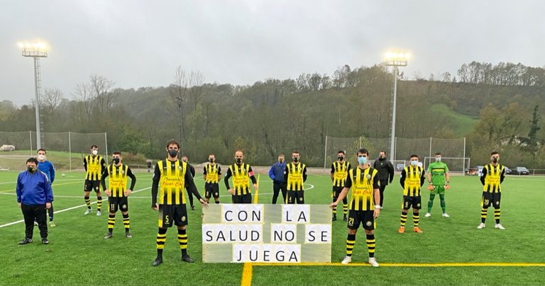 Los jugadores del Cayón posan con una pancarta antes del inicio del encuentro ante el Rayo Cantabria. / Hardy