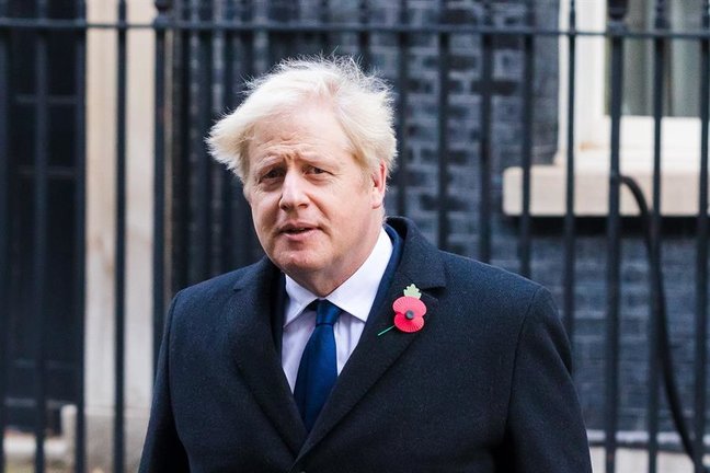 El primer ministro británico, Boris Johnson, sale de Downing Street para asistir al Servicio Nacional de Recuerdo, el domingo del recuerdo, en el Cenotafio en Westminster, Londres, Gran Bretaña, el 8 de noviembre de 2020.EFE/EPA/VICKIE FLORES