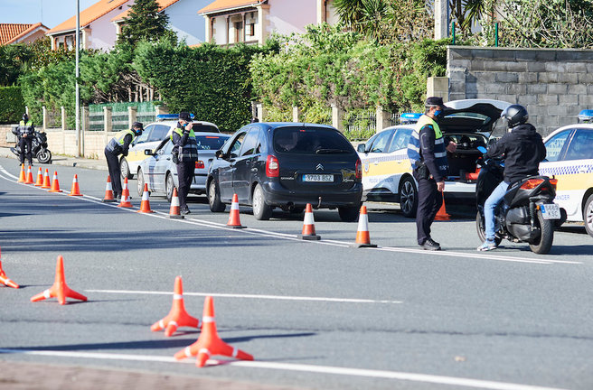 Agentes de la Policía en un control de movilidad en Mortera, Santander. / HARDY