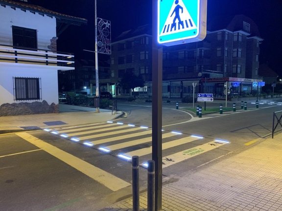 Iluminación de un paso peatones en Noja. / ALERTA