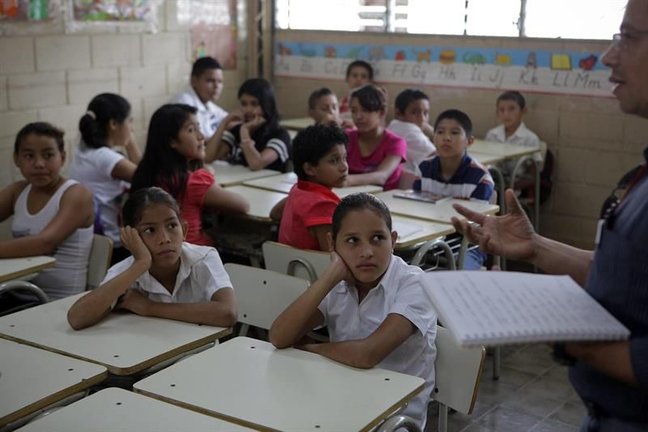 Los niños y adolescentes de El Salvador consideran que sus derechos a la salud y a la educación han sido unos de los más vulnerados durante la pandemia del coronavirus SARS-CoV-2. / EFE