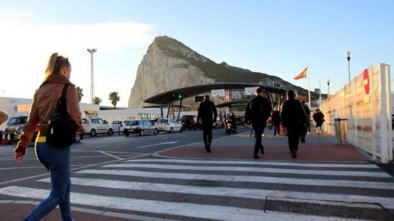 Un grupo de personas camina cerca del Peñón de Gibraltar. / EFE