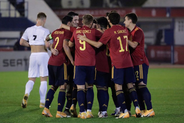 Los jugadores de la selección española celebran el tercer gol conseguido ante Israel, durante el partido de la fase clasificatoria para el Europeo Sub-21 2021. / EFE