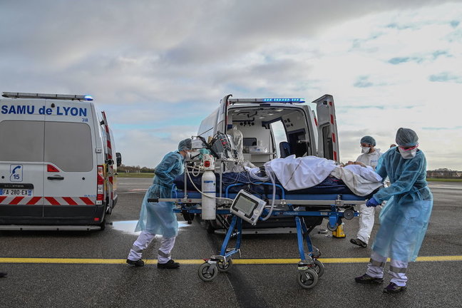 Sanitarios franceses evacuan un paciente contagiado. / efe