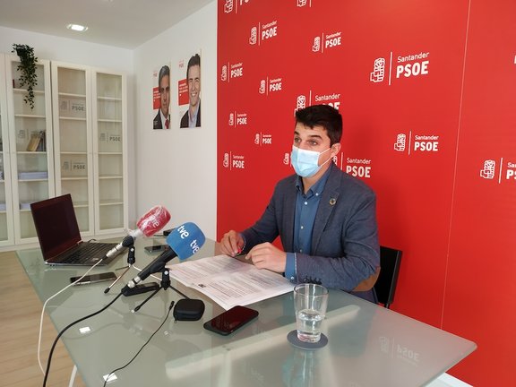 El portavoz del PSOE, Daniel Fernández durante la rueda de prensa ofrecida en la sede del PSOE. / ALERTA