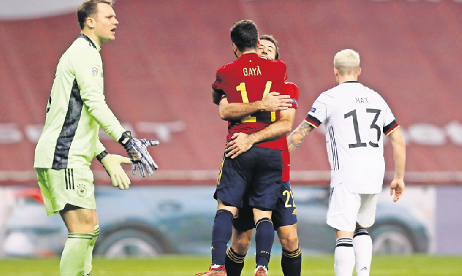 Gayá y Oyarzabal se abrazan tras un gol ante el guardameta alemán Neuer. / EFE