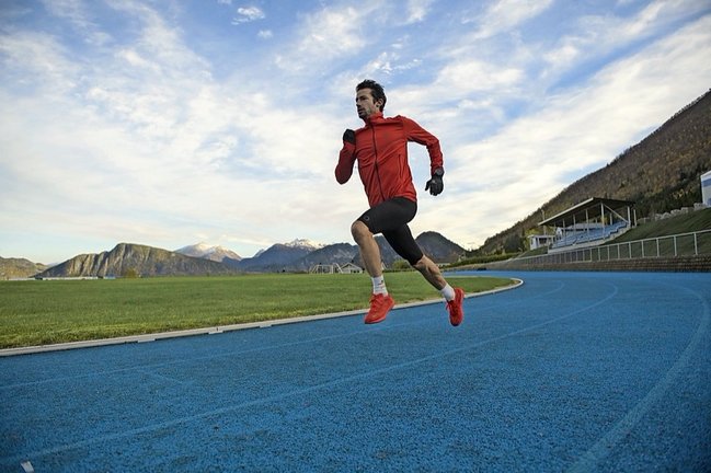 Kilian Jornet entrenando en la pista de Mandalen (Noruega) donde afrontará el reto. / Europa press