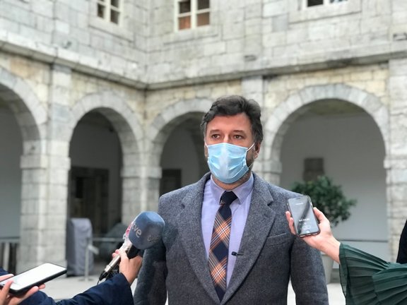 El portavoz parlamentario del grupo Mixto (Vox), Cristóbal Palacio en el patio del Parlamento de Cantabria atendiendo a los medios. / ALERTA
