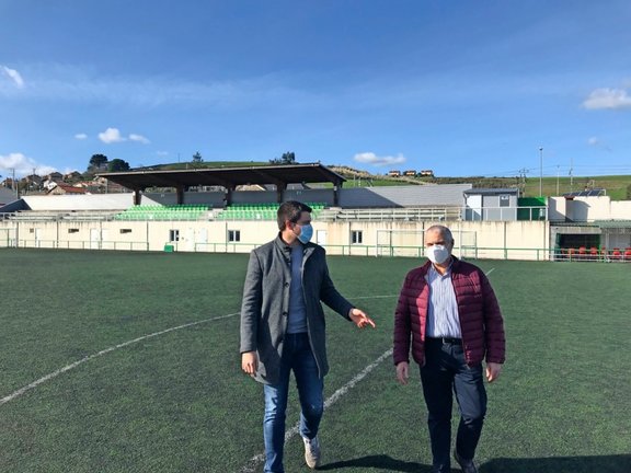 El concejal de Deportes de El Astillero y el presidente de La Cultural de Guarnizo en los campos de El Pilar. / alerta