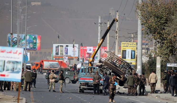El personal de seguridad inspecciona un vehículo dañado que transportaba y disparaba cohetes, a raíz de un ataque con cohetes en Kabul, Afganistán, el 21 de noviembre de 2020. Según informes de los medios de comunicación, al menos tres personas murieron y otras 11 resultaron heridas cuando varios cohetes cayeron sobre el Capital afgana. (Atentado, Afganistán) EFE / EPA / Jawad Jalali