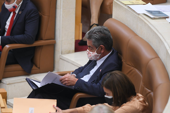 El presidente Miguel Ángel Revilla durante una sesión parlamentaria. / ALERTA