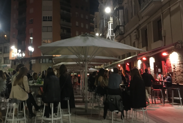 Vista de la gente en las terrazas de los bares de la plaza de Cañadío en Santander. / S. Díaz