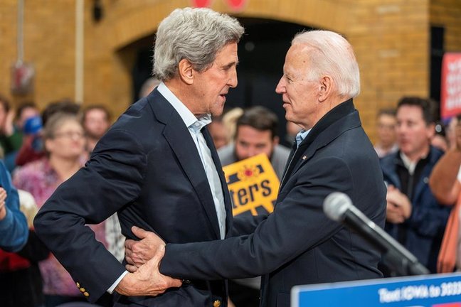 El exvicepresidente Joe Biden (R) abraza al exsecretario de Estado John Kerry (L) mientras Biden hace campaña para ser el candidato presidencial demócrata de 2020.