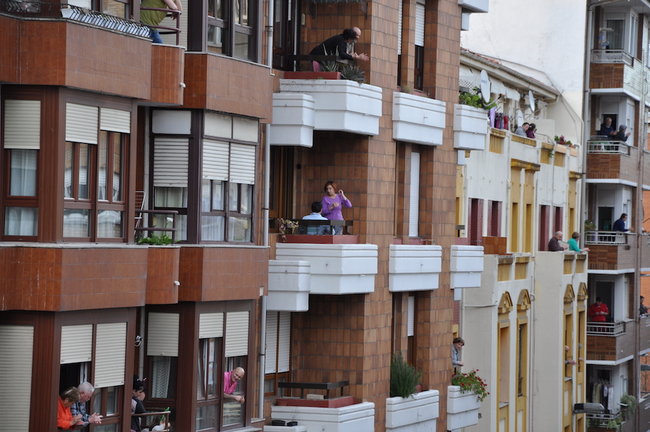 Varias personas en sus balcones en la calle Joaquín Cayón durante la primera ola del coronavirus. / S.D.