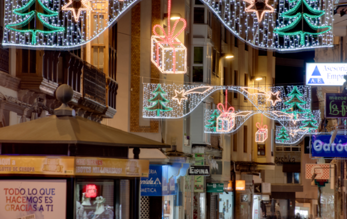 Calle de Torrelavega iluminada con los adornos navideños.