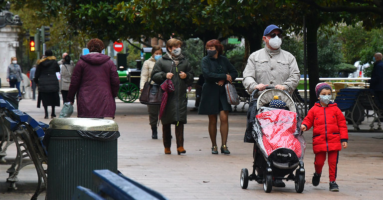 Varias personas con mascarilla pasean por el centro de Santander. / HARDY