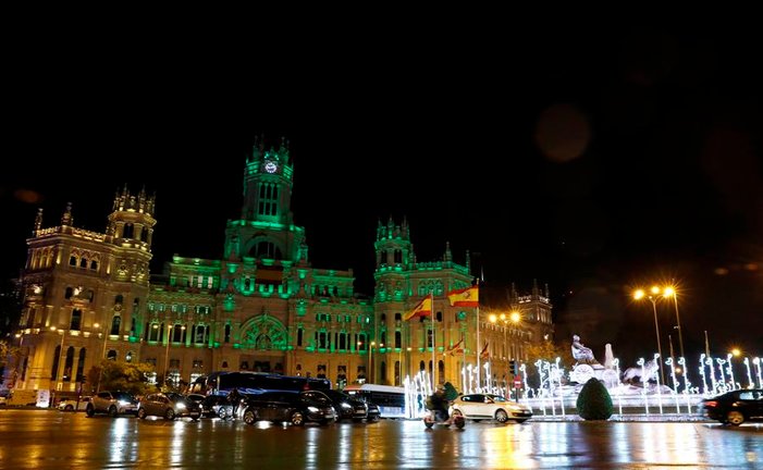 Vista del Palacio de Cibeles de Madrid, con una de las decoraciones luminosas de Navidad el año pasado. EFE/ Ballesteros