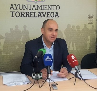 El concejal Julio Ricciadello durante una rueda de prensa. / ALERTA