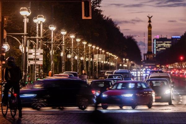 Tráfico de automóviles en la calle Strasse des 17. Juni frente a la Columna de la Victoria (Siegessaeule) en Berlín, Alemania, 23 de noviembre de 2020. (Alemania) EFE / EPA / CLEMENS