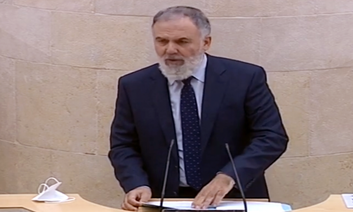 El portavoz económico del PP, Lorenzo Vidal de la Peña durante su última intervención en el Parlamento cántabro. / ALERTA