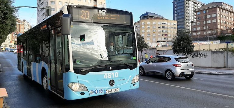 Un autobús por la calle Casimiro Sainz en Santander. / S.D.