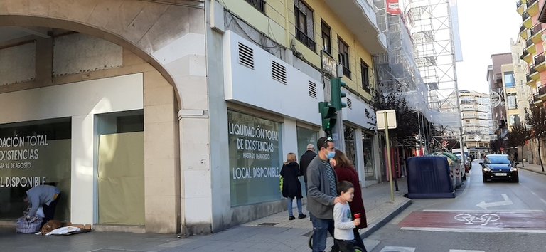 Vista de un comercio en liquidación en el día de ayer en la calle Ruiz Tagle de Torrelavega. / S.D.