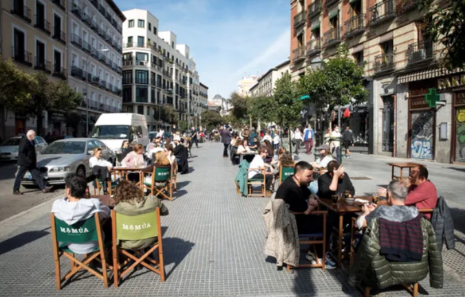 Ambiente en las terrazas de los bares de la Plaza de Cascorro en Madrid en el Puente de Todos los Santos. La Comunidad de Madrid está cerrada perimetralmente hasta el martes. EFE/Luca Piergiovanni